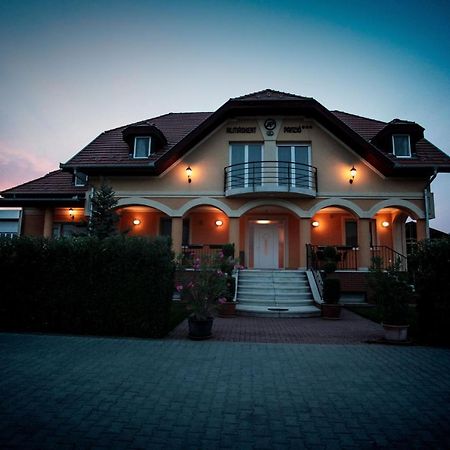 Airport Almaskert Panzio Bed and Breakfast Vecsés Eksteriør billede